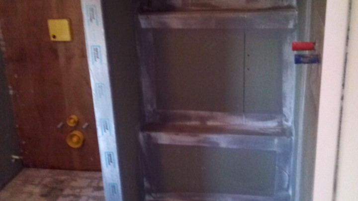 Voorbereidend werk in de badkamer van de familie Hoogland