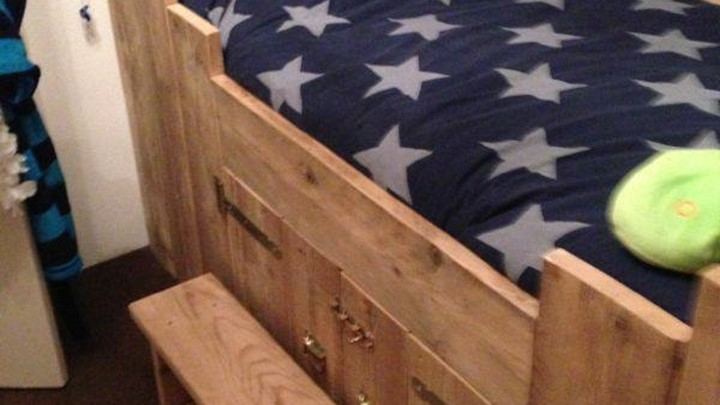 Afgewerkte slaapkamer met maatwerk in steigerhout