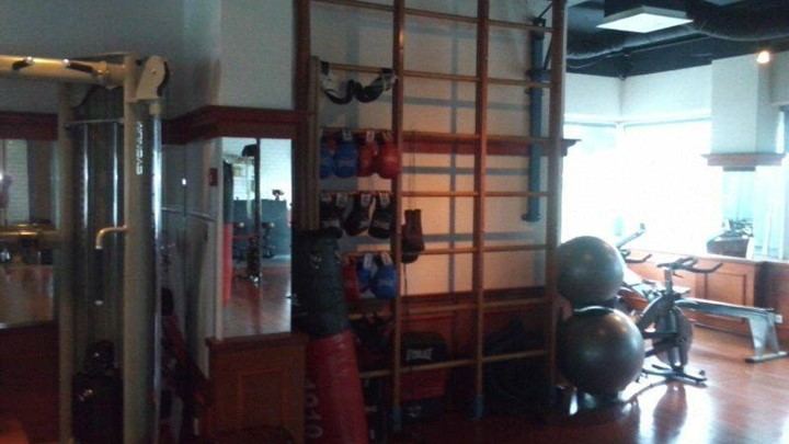 Sportschoolvloer en wandrek na de verbouwing van de trainingsruimte