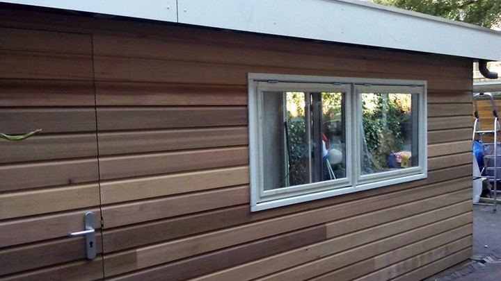 Houtskelet van het tuinhuis op de gestorte vloer