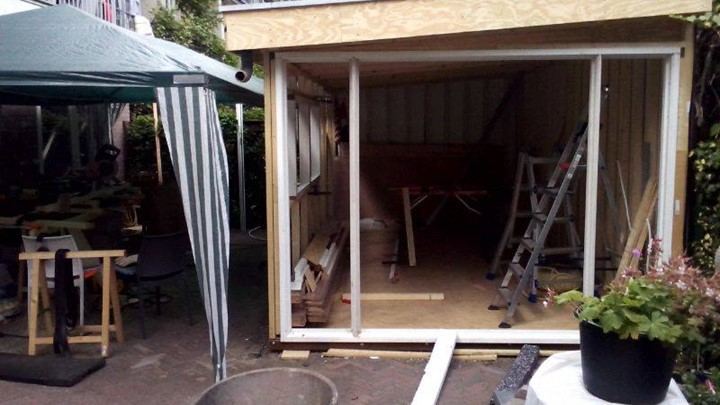 Isolatie en beplating in het tuinhuis