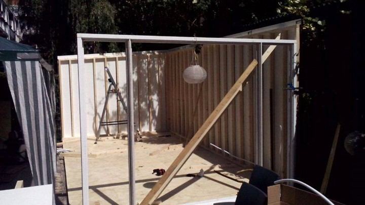 Skelet van het tuinhuis in de tuin, met vloerplaat