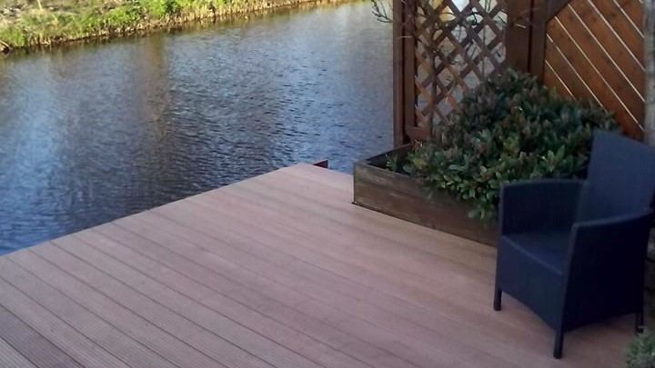 Vlonder aan het water met een verhoogde plantenbak