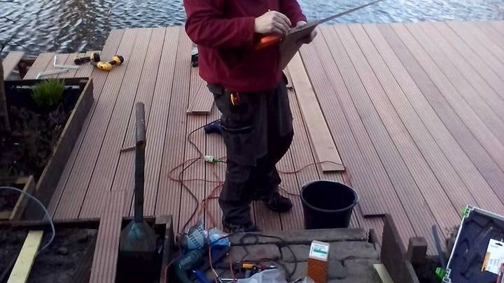 Afwerking van de vlonder aan het water